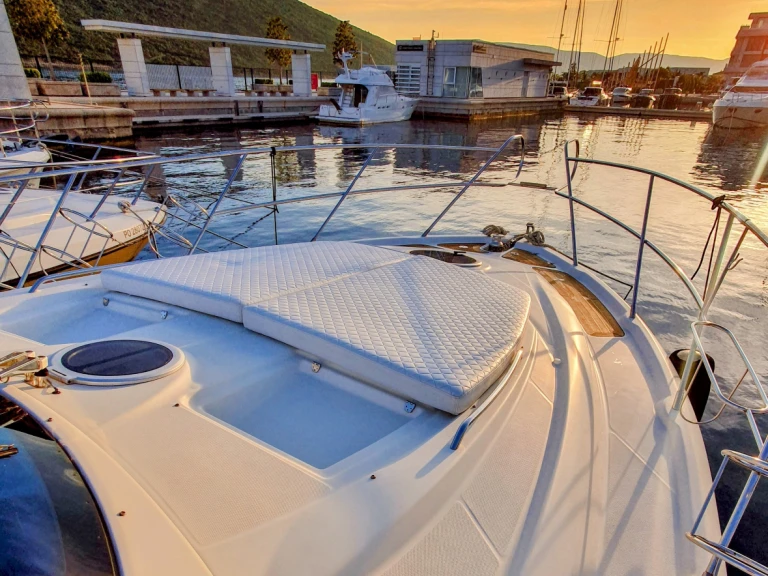 Pronájem lodi Cranchi Mediterranee 43 v Herceg Novi na Samboatu