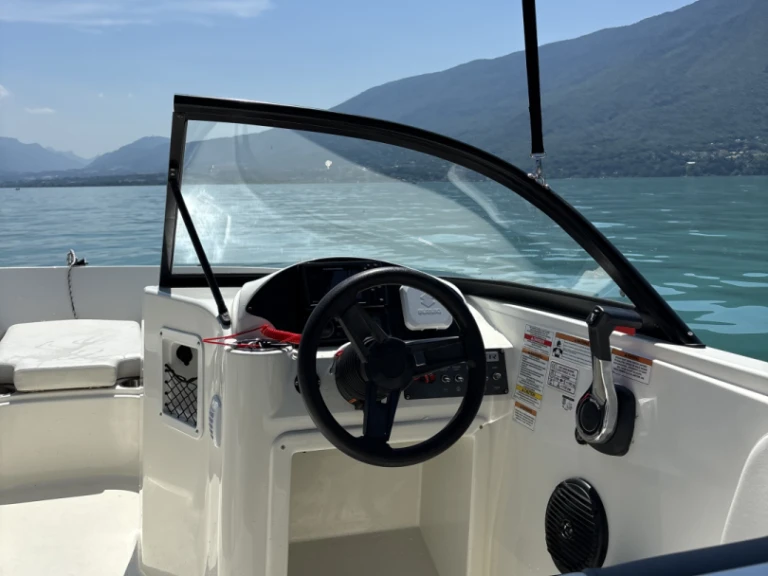 Pronajmout si Bayliner Element E7 v Aix-les-Bains