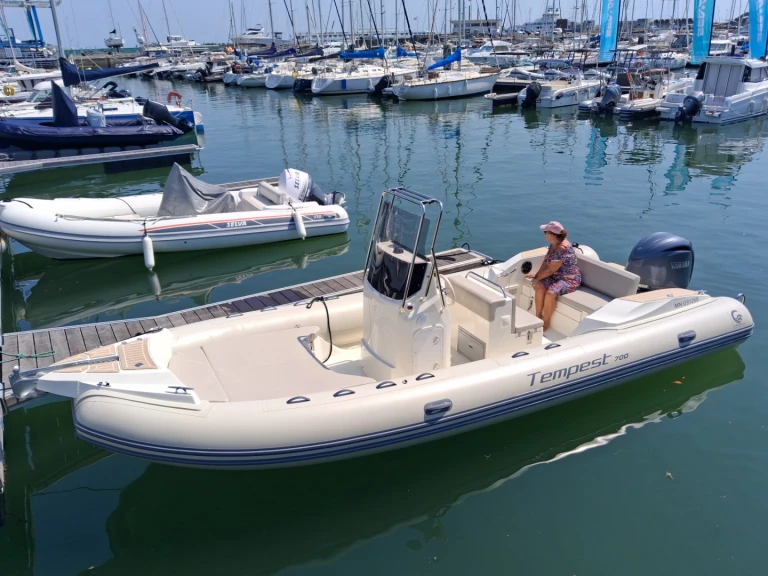 Pronájem lodi Royan lákavé ceny Tempest 700