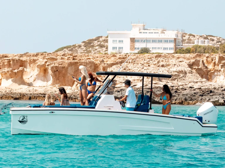 Motorová loď k pronájmu v Ayia Napa Marina za nejlepší cenu