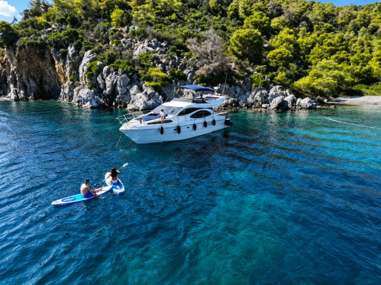 Azimut Azimut 46 Fly jednotlivci a charterové společnosti v Alimos Marina