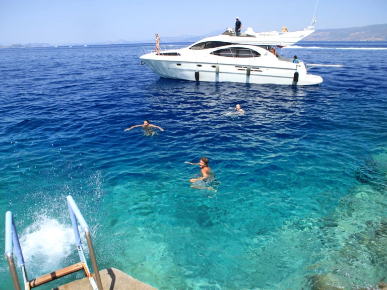 Pronajmout si Azimut Azimut 46 Fly v Alimos Marina