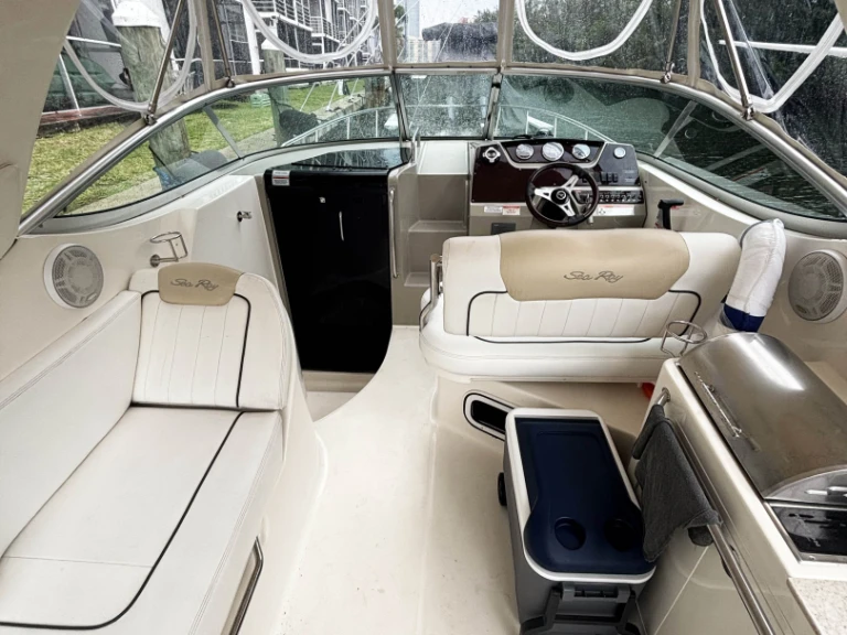 Pronájem Motorová loď Sea Ray s licencí
