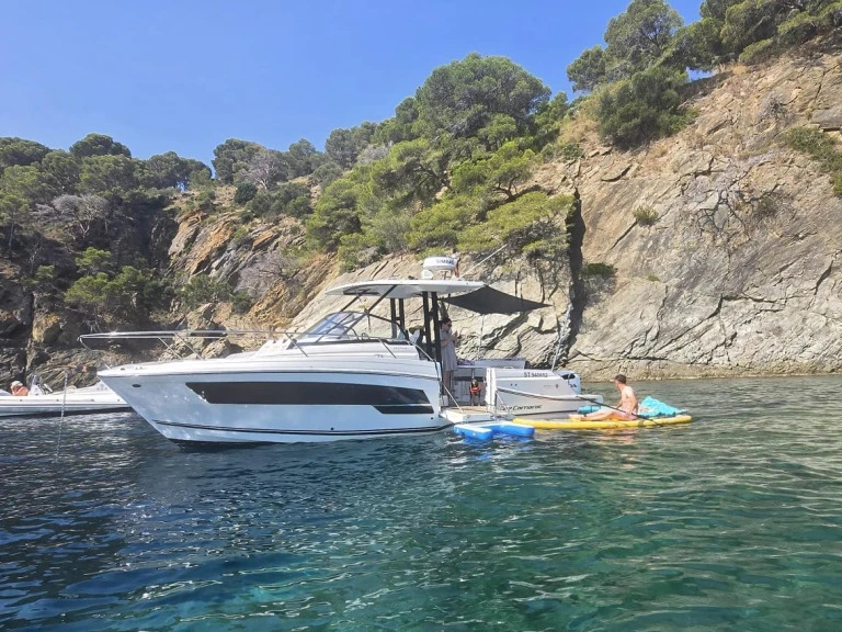 Pronajmout si Jeanneau Cap Camarat 9.0 WA v Empuriabrava