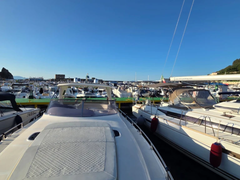 Pronájem lodi Neapol lákavé ceny Mano Marine 38.50