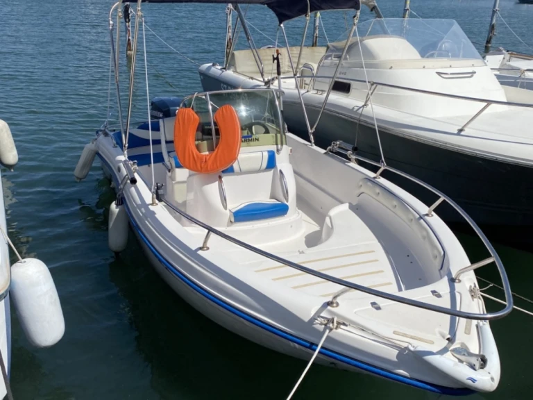 Motorová loď k pronájmu v Port-Camargue za nejlepší cenu