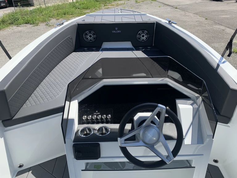 Pronájem lodi Valory V620 v Annecy na Samboatu