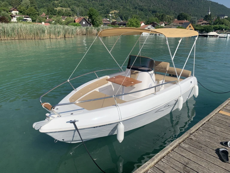 Motorová loď k pronájmu v Annecy za nejlepší cenu