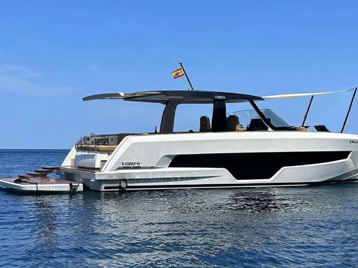 Motorová loď k pronájmu v Ibiza Town za nejlepší cenu