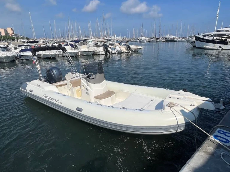 Pronajmout si Capelli Tempest 700 Sun v Golfe-Juan