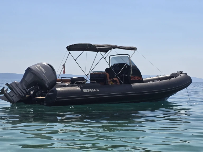 Polotuhá loď k pronájmu v Makarska za nejlepší cenu