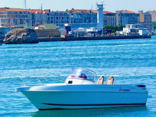 Pronájem Motorová loď B2 Marine s licencí