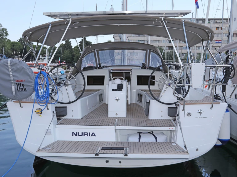 Pronajmout si Jeanneau Sun Odyssey 415 v Pula