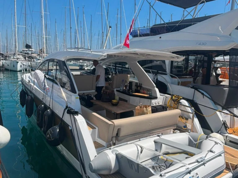Sealine Sealine S335 jednotlivci a charterové společnosti v Biograd Na Moru