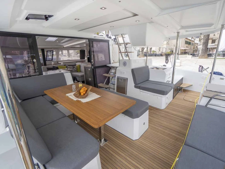 Pronajmout si Fountaine Pajot Astrea 42 v Pula