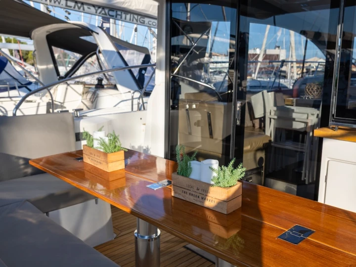 Pronájem Jachta Sealine s licencí
