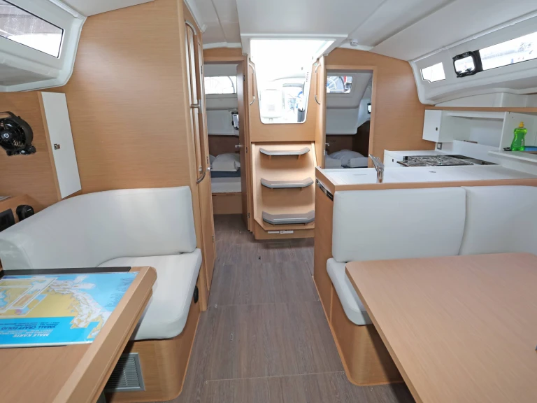 Pronajmout si Jeanneau Sun Odyssey 415 v Pula