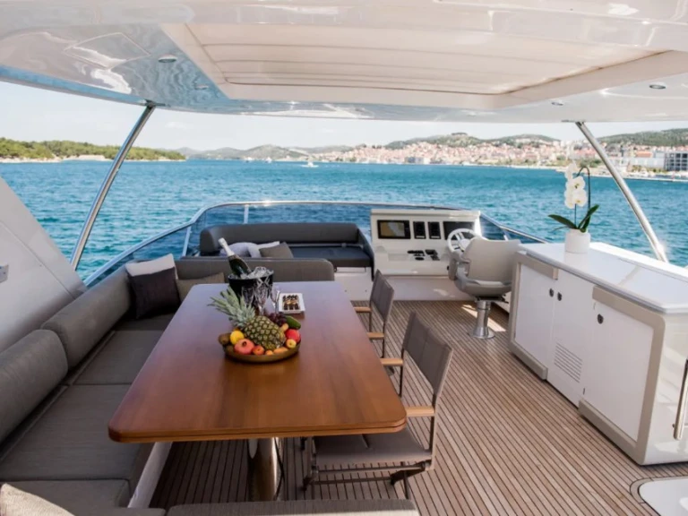 Azimut Azimut 72 Fly jednotlivci a charterové společnosti v Skradin