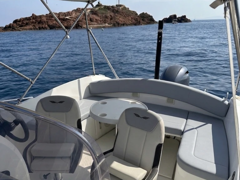 Pronajmout si Bénéteau Flyer 6.6 SUNdeck v Saint Raphael