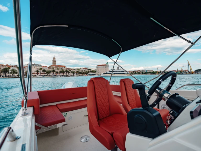 Pronájem lodi Split Port lákavé ceny open 750