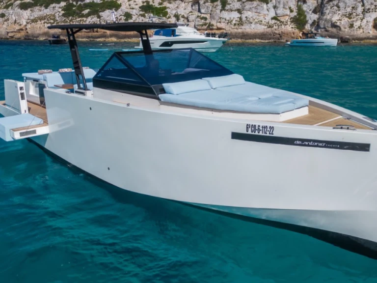 Motorová loď k pronájmu v Ibiza Town za nejlepší cenu