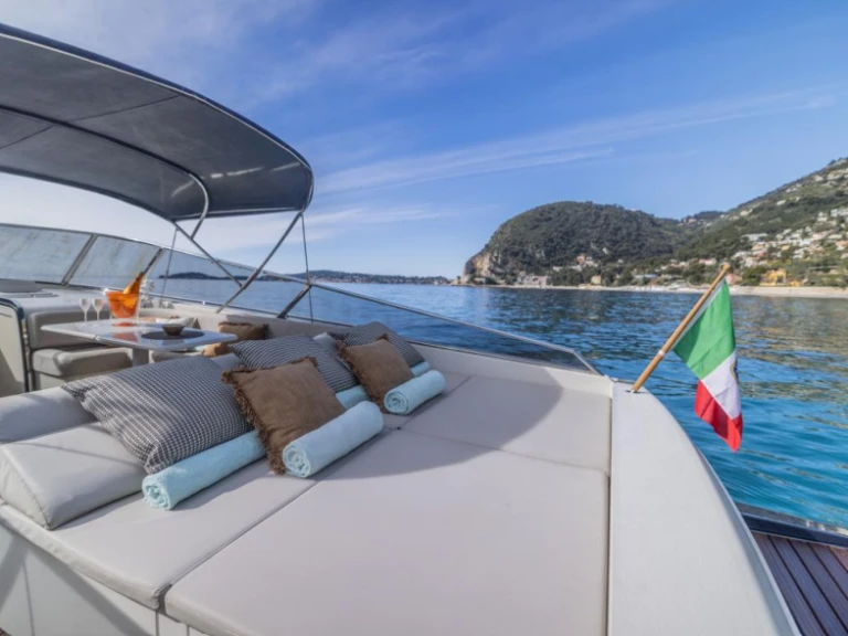 Pronajmout Motorová loď se skipperem či ne Itama v Saint-Jean-Cap-Ferrat