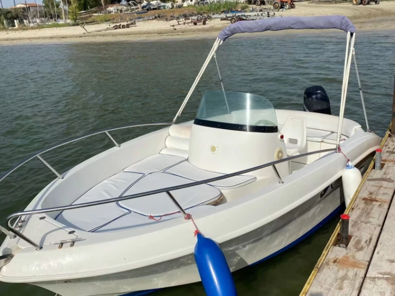 Pronajmout Motorová loď se skipperem či ne Kamarina v Siracusa