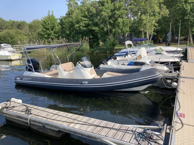 Pronájem lodi Sanguinet lákavé ceny Black Fin 8 Elegance