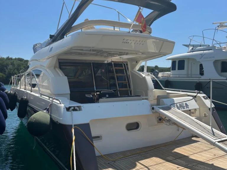 Pronajmout Motorová loď se skipperem či ne Ferretti v Tivat