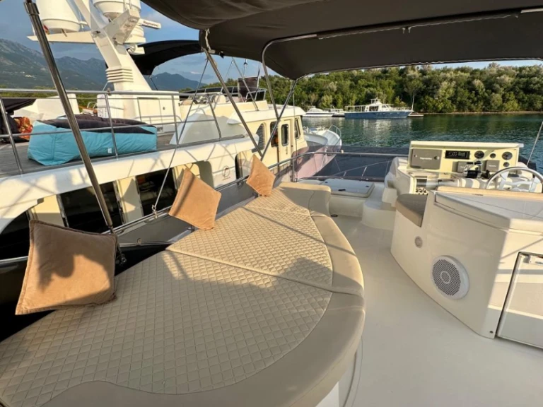 Ferretti 500 Elite jednotlivci a charterové společnosti v Tivat