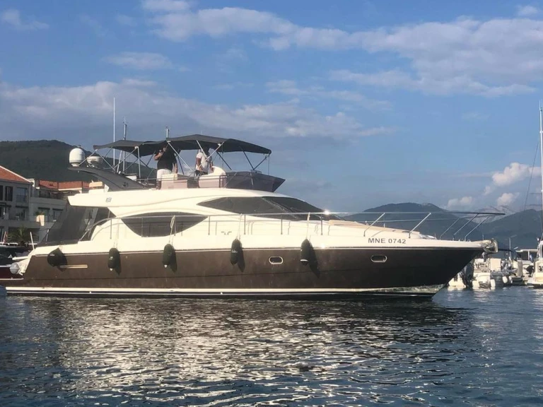Pronajmout Motorová loď se skipperem či ne Ferretti v Tivat