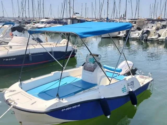 Pronájem Motorová loď V2 BOATS s licencí
