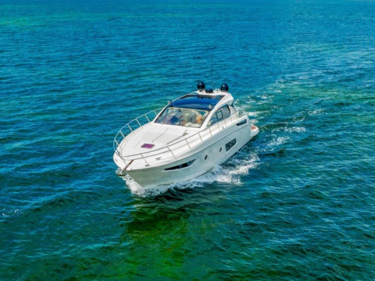 Pronajmout Motorová loď se skipperem či ne Azimut v Cannes