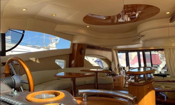 Pronajmout Motorová loď se skipperem či ne Azimut v Juan-les-Pins