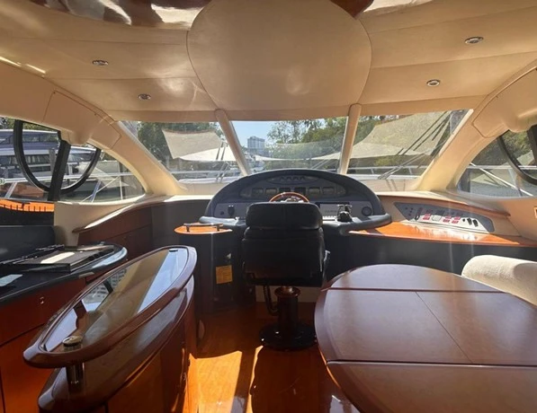 Pronájem Motorová loď Azimut s licencí