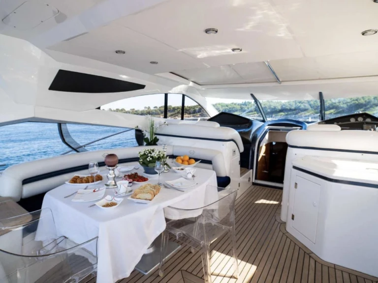 Pronájem Jachta Sunseeker s licencí