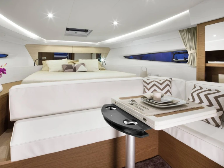 Jeanneau Leader 36 Sportop jednotlivci a charterové společnosti v Port Cogolin