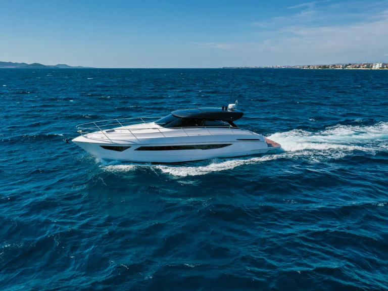 Pronajmout si Focus Power 44 v Saint-Tropez