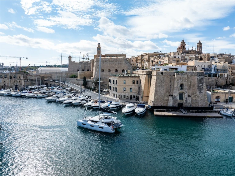 Katamarán k pronájmu v Il-Gżira za nejlepší cenu