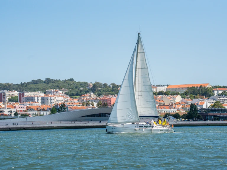 Pronajmout si Jeanneau Sun Odyssey 42.1 v Lisabon