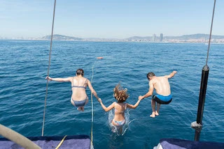 Pronájem lodi Barcelona lákavé ceny Bavaria 49