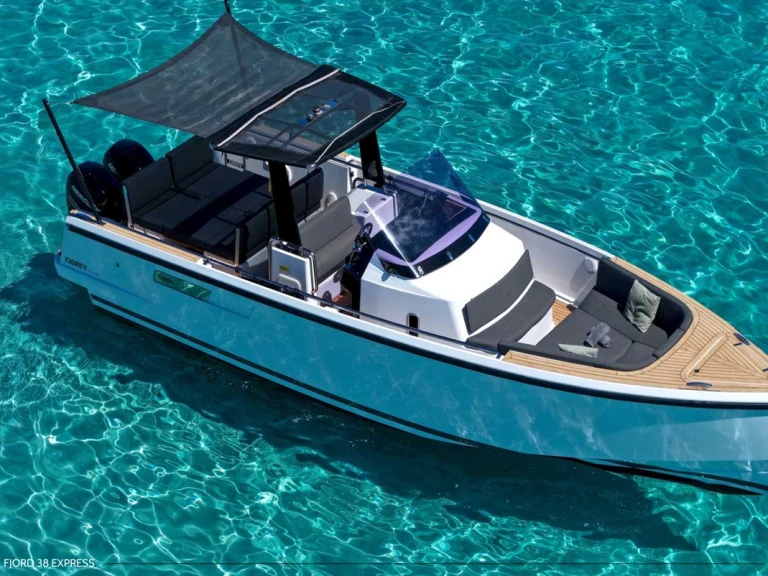 Pronájem lodi Ibiza Town lákavé ceny Fjord 38 Xpress