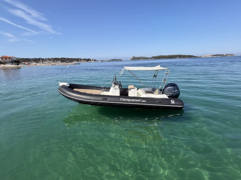 Polotuhá loď k pronájmu v Six-Fours-les-Plages za nejlepší cenu