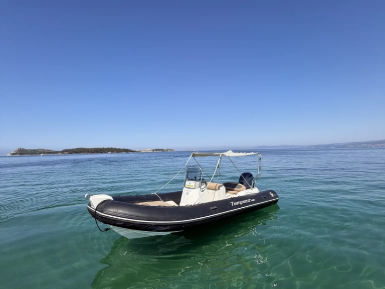 Polotuhá loď k pronájmu v Six-Fours-les-Plages za nejlepší cenu
