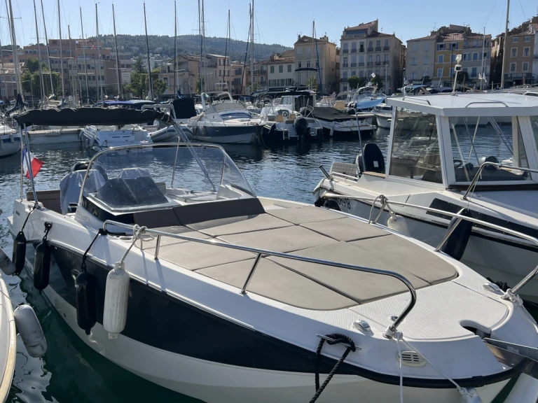 Pronajmout si Quicksilver Activ 755 Sundeck v Port Vieux et Chantiers Navals de La Ciotat