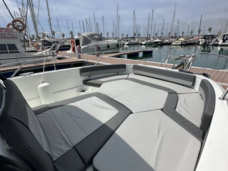 Jeanneau Cap Camarat 9.0 CC jednotlivci a charterové společnosti v Sitges