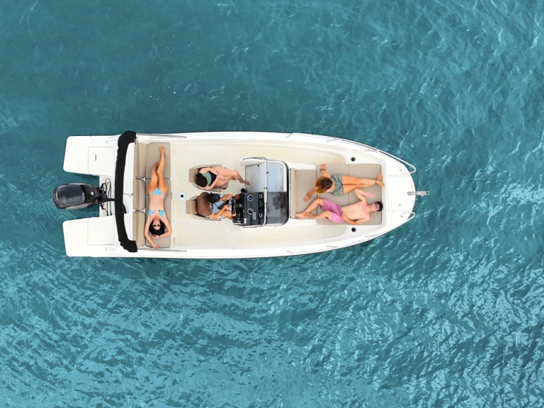 Pronajmout si Quicksilver Activ 675 Open v Mahon