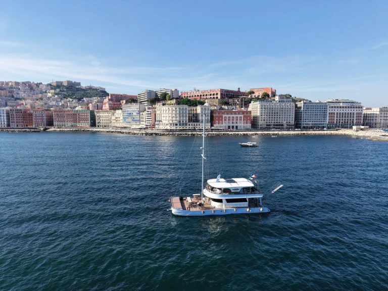 Pronájem lodi Ozgur ozdemir one off v Neapol na Samboatu