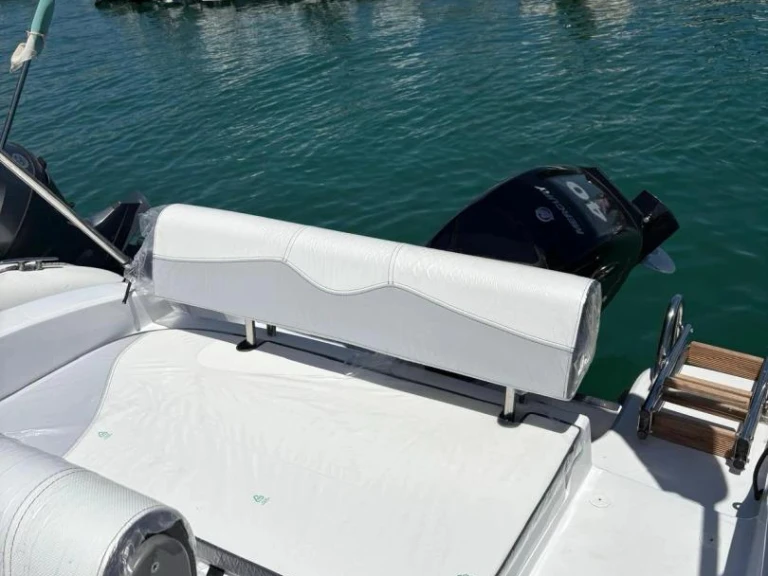 Pronájem Motorová loď Trimarchi s licencí