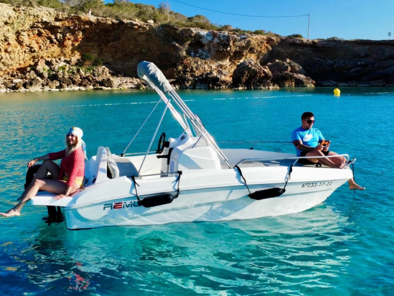 Pronájem lodi Sant Antoni de Portmany lákavé ceny Remus 450 open